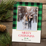 Cartão Foto personalizada da família natalícia, verde rus<br><div class="desc">Adicione um pouco de charme esquimético à época de férias com um cartão de Natal personalizado! A sua foto favorita foi emparelhada com um padrão tradicional de Xadrez de Buffalo, e uma ilustração inspirada na safra de um Terrier escocês vestindo um arco. Personalize o modelo com seu nome de família,...</div>