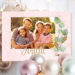 Cartão Foto tradicional da família de Na moda de ar rosa<br><div class="desc">Este cartão de feriado apresenta rosas claro e eucalipto que se sentem leves e arejados. Uma boa maneira de mostrar uma foto de férias ou uma foto climática quente. Personalize sua mensagem,  fotografia e nome da família</div>