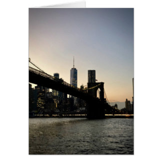 Cartão Freedom Tower e Brooklyn Bridge em Dusk