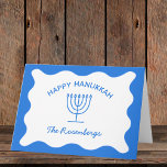 Cartão Fronteira de Ondas Moderna Personalizada de Chanuc<br><div class="desc">Envie seus desejos mais quentes de Chanucá com esses cartões elegantes e personalizáveis. Apresentando um fundo azul vibrante, uma ilustração clássica da menorah, e um design de fronteira ondulante, estas cartas oferecem uma reviravolta moderna sobre os temas tradicionais de Chanucá. Personalize com seu nome de família para um toque verdadeiramente...</div>