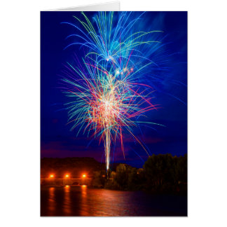 Cartão Fuegos artificiales sobre el río