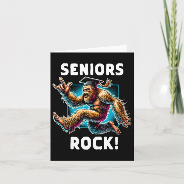 Cartão Funny Bigfoot Rock Graduation Cl De 2025 (Frente)