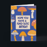 Cartão Funny Fungi Mushroom Pun Cote Reltro Azul Aniversá<br><div class="desc">Este cartão de aniversário, bonito e colorido, é perfeito para alguém que ama um bom trocadilho e um toque de choramingos! Apresentando uma linhagem divertida de cogumelos retro-inspirados em tons de laranja, amarelo e azul, ela transmite uma mensagem divertida e iluminada: "Espero que você tenha um aniversário fungi-tastic!" Quer seja...</div>