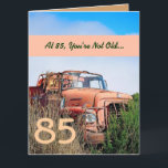 Cartão FUNNY Happy 85º aniversário Vintage Orange Truck V<br><div class="desc">Funny Happy 85th Birthday Vintage Orange Truck V01 Este cartão com seu caminhão vintage em um campo é uma maneira divertida de desejar a uma cara muito especial um feliz aniversário. Todo o texto é personalizável.Um cartão divertido e único! Para ver mais dos meus cartões de aniversário, digite o ano...</div>