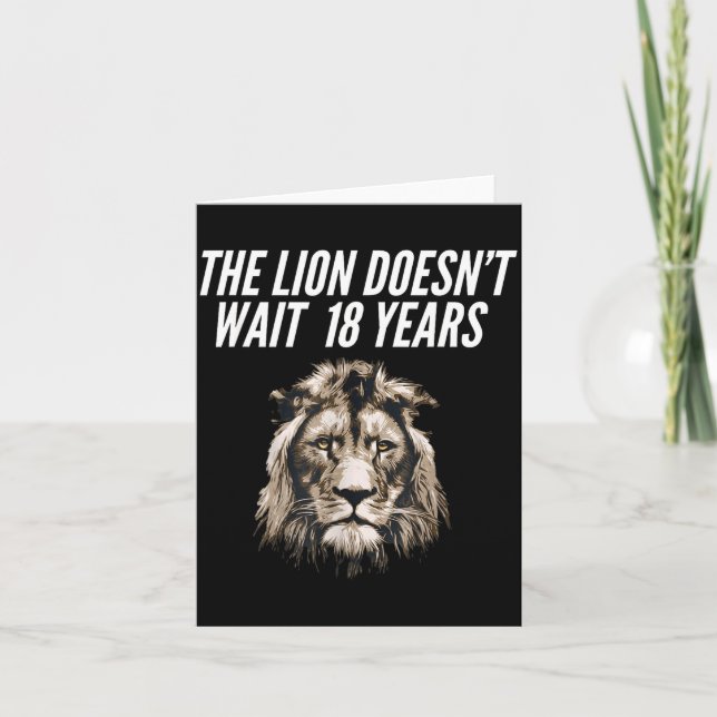 Cartão Funny Lion Meme The Lion Doesn't Wait 18 Years Gen (Frente)