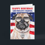 Cartão Funny Pug Dog Tenente-Coronel Birthday<br><div class="desc">Este cão engraçado em óculos de sol e crachás de cão,  quando combinado com um sentimento de aniversário humorístico; e a bandeira da nossa nação,  é o cartão de aniversário perfeito para o tenente-coronel na sua vida.</div>