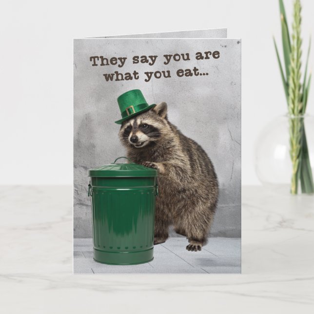 Cartão Funny Raccoon Leprechaun Party Card (Frente)