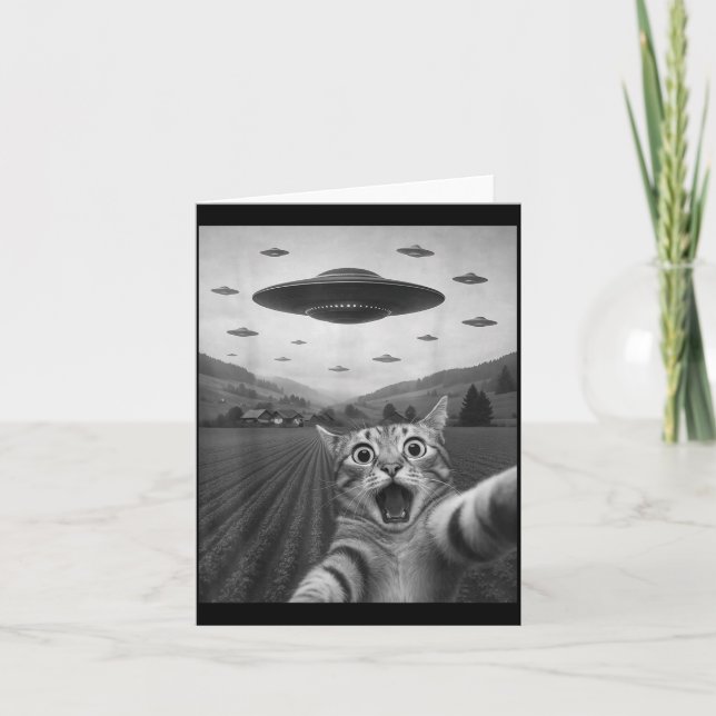Cartão Funny Surprised Ed Cat Selfie With Alien Ufo Cat U (Frente)