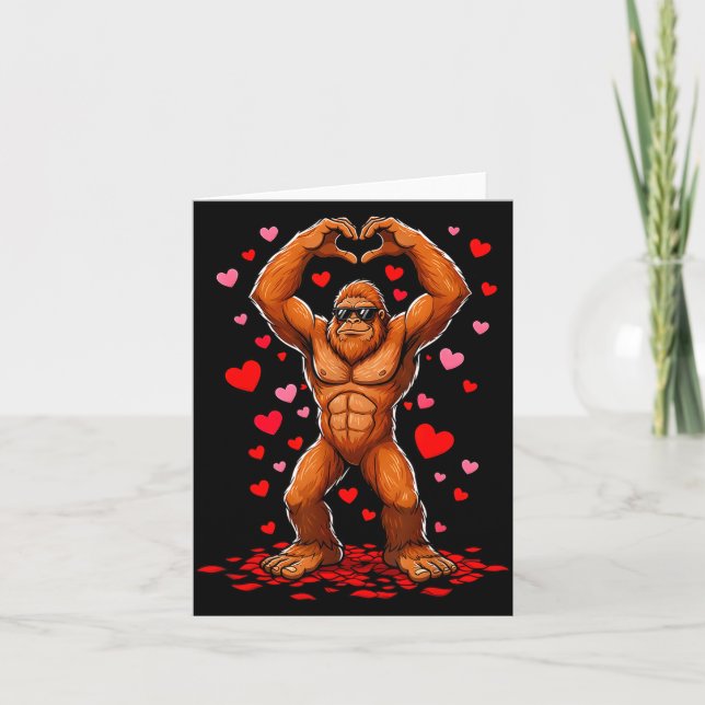Cartão Funny Valentines Day Bigfoot Heart Sungles Sasquat (Frente)