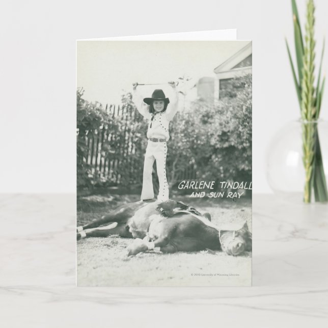 Cartão Garlene Tindall que está em um cavalo do truque (Frente)