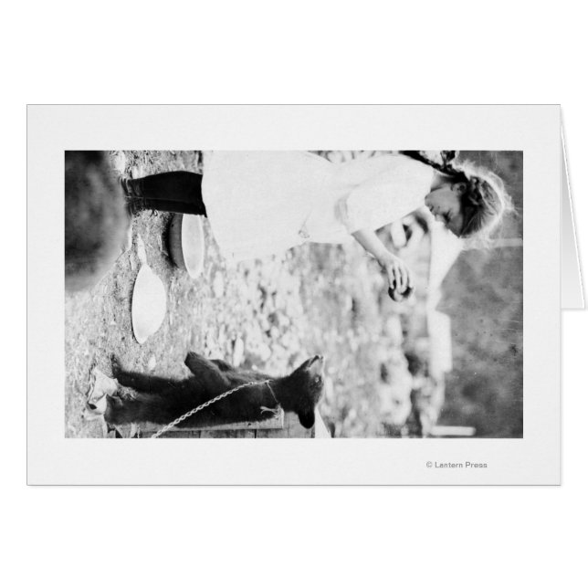 Cartão Garota alimentando ursinho na praia (Frente Horizontal)