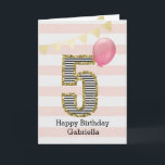 Cartão Garota de aniversário de 5 rosa e Dourada<br><div class="desc">Um cartão de aniversário cor-de-rosa e 5 de ouro para meninas, que você pode personalizar com o nome dela. A frente deste lindo cartão de aniversário de 5 para ela mostra o número cinco em uma faixa preta e branca com um contorno de brilho com um balão rosa pronto para...</div>