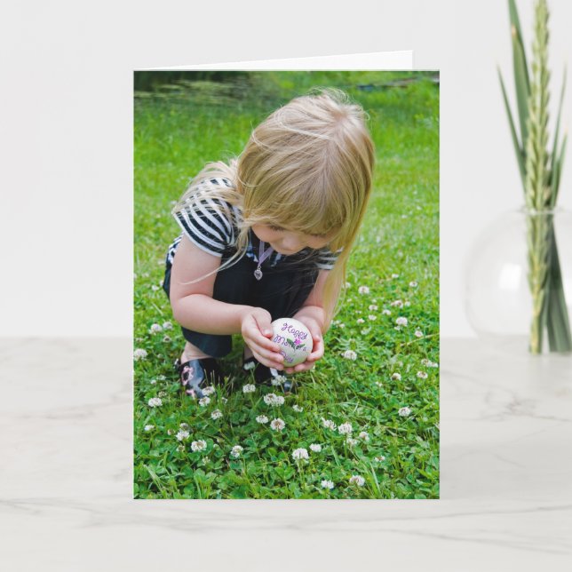 Cartão Garota dia de as mães com ovo (Frente)