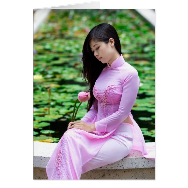 Cartão Garota segurando lótus na fonte (Frente)