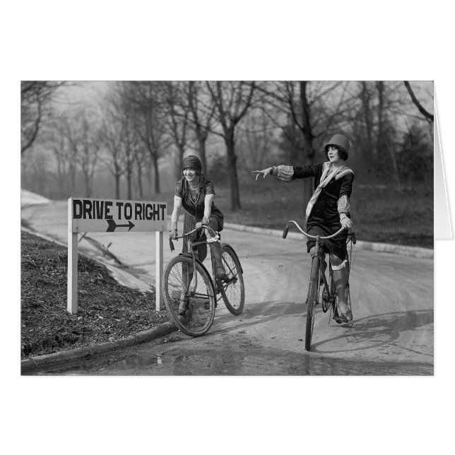 Cartão Garotas Flapper Andando de Bicicletas, 1925 (Frente Horizontal)