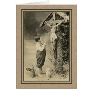 Cartão Garoto pequeno rezando para Jesus na Cruz