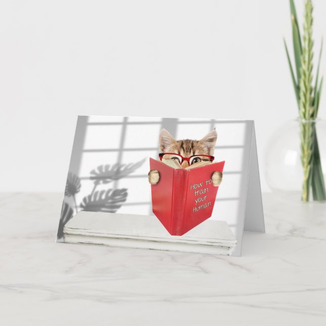 Cartão Gato de aniversário com óculos e Livro Vermelho (Frente)