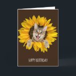 Cartão gato-do-mato no aniversário do girassol<br><div class="desc">Gato sorridente de mesa em girassol amarelo para o aniversário em fundo marrom.
A cor do plano de fundo pode ser editada.</div>