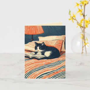 Cartão gato lendo na cama