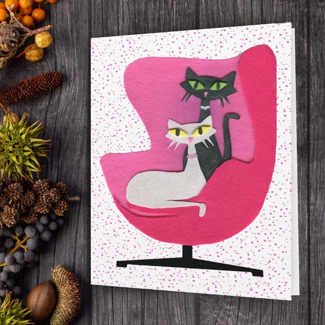 Cartão Gatos Pretos e Brancos em Cadeira Rosa em Pontos (Mid century black white cats in pink chair on polka dots on note card.)