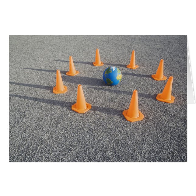 Cartão Globo sobre areia ao ar livre rodeada pelo trânsit (Frente Horizontal)