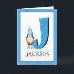 Cartão Gnomo Kids - Letra J Nome e Idade Aniversário Saud<br><div class="desc">Para alterar a cor da borda, clique em "personalizar". Quando você adiciona o nome e a idade de uma aniversariante ou garoto ao nosso cartão de monograma, você está criando uma saudação de aniversário de uma criança especialmente feita. Colocar ao lado da grande letra azul com estrelas e espirais amarelas...</div>