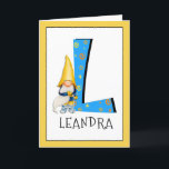 Cartão Gnomo Kids - Letra L Nome e Idade Aniversário Saud<br><div class="desc">Para alterar a cor da borda, clique em "personalizar". Quando você adiciona o nome e a idade de uma aniversariante ou garoto ao nosso cartão de monograma, você está criando uma saudação de aniversário de uma criança especialmente feita. Colocar ao lado da grande letra azul com estrelas e espirais amarelas...</div>