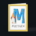 Cartão Gnomo Kids - Letra M Nome e Idade Aniversário Saud<br><div class="desc">Para alterar a cor da borda, clique em "personalizar". Quando você adiciona o nome e a idade de uma aniversariante ou garoto ao nosso cartão de monograma, você está criando uma saudação de aniversário de uma criança especialmente feita. Colocar ao lado da grande letra azul com estrelas e espirais amarelas...</div>