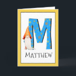 Cartão Gnomo Kids - Letra M Nome e Idade Aniversário Saud<br><div class="desc">Para alterar a cor da borda, clique em "personalizar". Quando você adiciona o nome e a idade de uma aniversariante ou garoto ao nosso cartão de monograma, você está criando uma saudação de aniversário de uma criança especialmente feita. Colocar ao lado da grande letra azul com estrelas e espirais amarelas...</div>