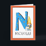 Cartão Gnomo Kids - Letra N Nome e Idade Aniversário Saud<br><div class="desc">Para alterar a cor da borda, clique em "personalizar". Quando você adiciona o nome e a idade de uma aniversariante ou garoto ao nosso cartão de monograma, você está criando uma saudação de aniversário de uma criança especialmente feita. Colocar ao lado da grande letra azul com estrelas e espirais amarelas...</div>