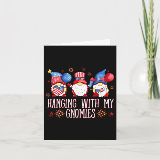 Cartão Gnomos Patrióticos Em 4 De Julho Ficando Com Meu G (Frente)