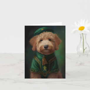 Cartão Goldendoodle com vestido do Dia de São Patrício
