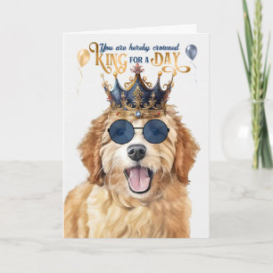 Cartão Goldendoodle Dog King para um dia de aniversário e