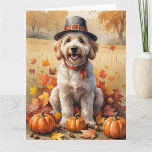 Cartão Goldendoodle Entre Folhas de Outono Arte de Ação d