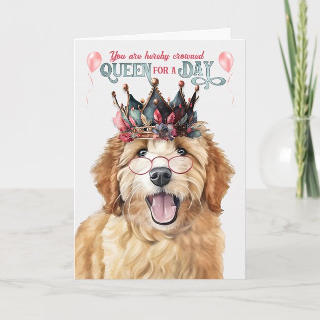 Cartão Goldendoododle Dog Queen por um dia de aniversário (Frente)