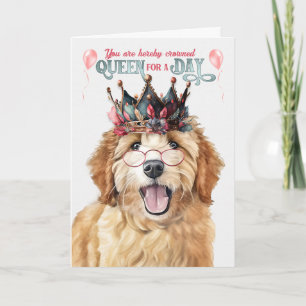 Cartão Goldendoododle Dog Queen por um dia de aniversário