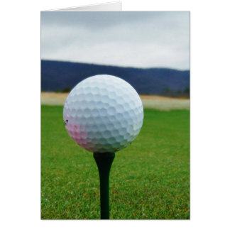 Cartão Golf Ball em um campo de golfe na montanha