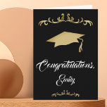 Cartão Graduação de Parabéns de ornamento Dourado Elegant<br><div class="desc">Placa de graduação do Formando para Parabéns Elegantes. Cartão de graduação com boné de formatura,  script de tendência e ornamentos dourados. Parabéns e o nome do formando no lado frontal - personalize com seu nome. Personalize o texto na dentro da placa ou apague-a.</div>