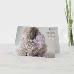 Cartão grande ursinho de pelúcia segura abraço de carneir