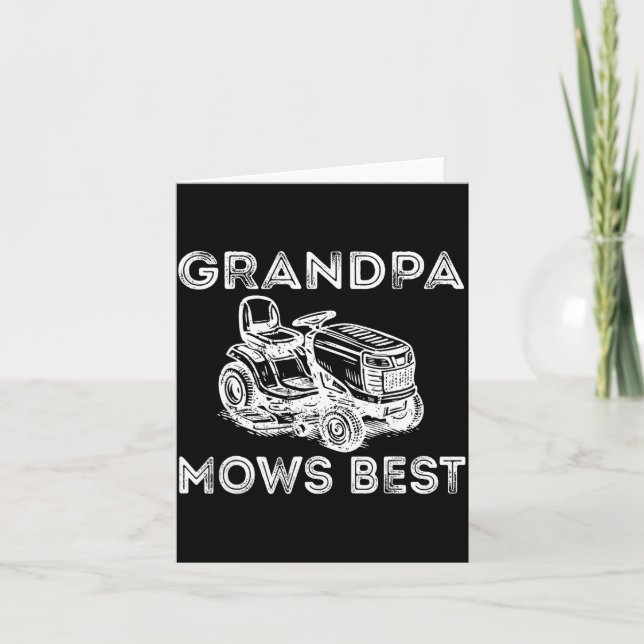 Cartão Grandpa Mows Funny Lawn Mower Father's Day Papa  (Frente)