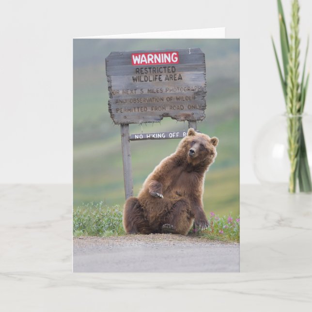 Cartão Grizzly Bear Plays With Sign (Frente)