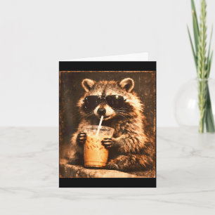 Cartão Guaxinim bebendo café gelado com visual retrô