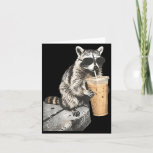 Cartão Guaxinim engraçado bebendo café gelado meme animal