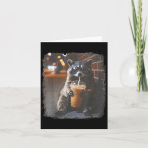 Cartão Guaxinim engraçado bebendo café gelado meme animal