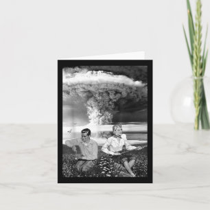 Cartão Guerra Nuclear na Nuvem com Bomba Atômica - Retro 