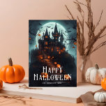 Cartão Halloween Castle Pumpkins Moon Card<br><div class="desc">Imaginem um cativo cartão de saudação do Dia das Bruxas que conjuga uma atmosfera de mistério e encanto. A carta apresenta uma ilustração espantosa de um grande castelo encalhado num penhasco, cercado por uma paisagem estranha e mágica. Sob a luz de uma lua de cheio, o castelo lança uma silhueta...</div>