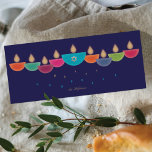 Cartão Hanukkah | Lâmpada de óleo colorida Menorah<br><div class="desc">Celebre Chanucá com um design de cartão de saudação vibrante e contemporâneo. Esta menorah é formada por lâmpadas de óleo coloridas em forma de tigela, cada uma com uma chama brilhante, dispostas em uma tela alegre. A lâmpada central destaca uma estrela de folha falsa de David, acrescentando significado e elegância....</div>