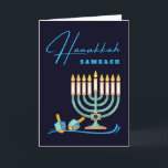 Cartão Hanukkah Sameach Menorah e Dreidels<br><div class="desc">Hanukkah Sameach,  um cartão de saudação feliz do Hanukkah com um interior vazio. Ilustração digital com menorah e dois sonhos. Arte,  imagem e direitos de autor versos © Shoaff Ballanger Studios,  2022.</div>