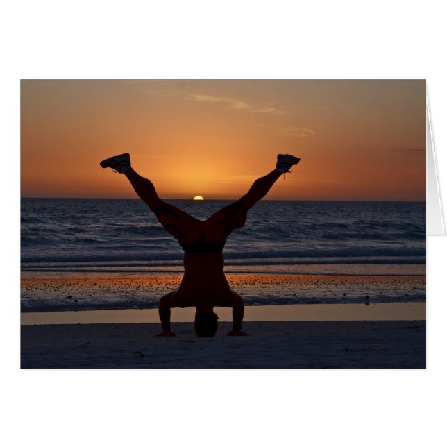 Cartão Headstand do por do sol (Frente Horizontal)
