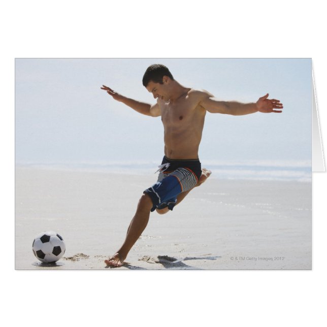 Cartão Homem chutando bola de futebol na praia (Frente Horizontal)